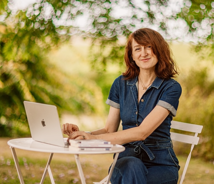 Agnès, professeure de français native, travaillant sur son ordinateur